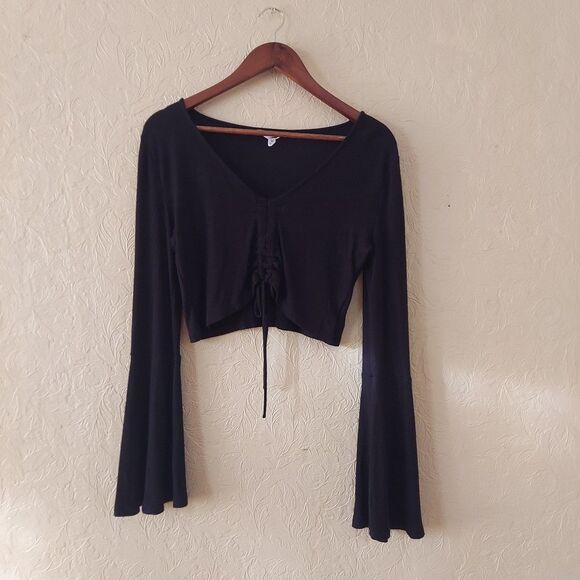 Jack By BB Dakota Black Ribbed Knit Bell Sleeve Crop Top Sz Medium - Picture 1 of 10